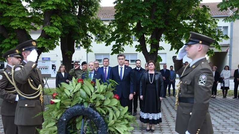 Predsjednik Vlade u Okučanima odao počast braniteljima poginulim u Vojno-redarstvenoj operaciji Bljesak